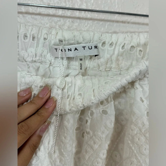 Trina Turk NWT White Off The Shoulder Eyelet Blouse Women’s Medium Cotton Summer - Picture 3 of 9